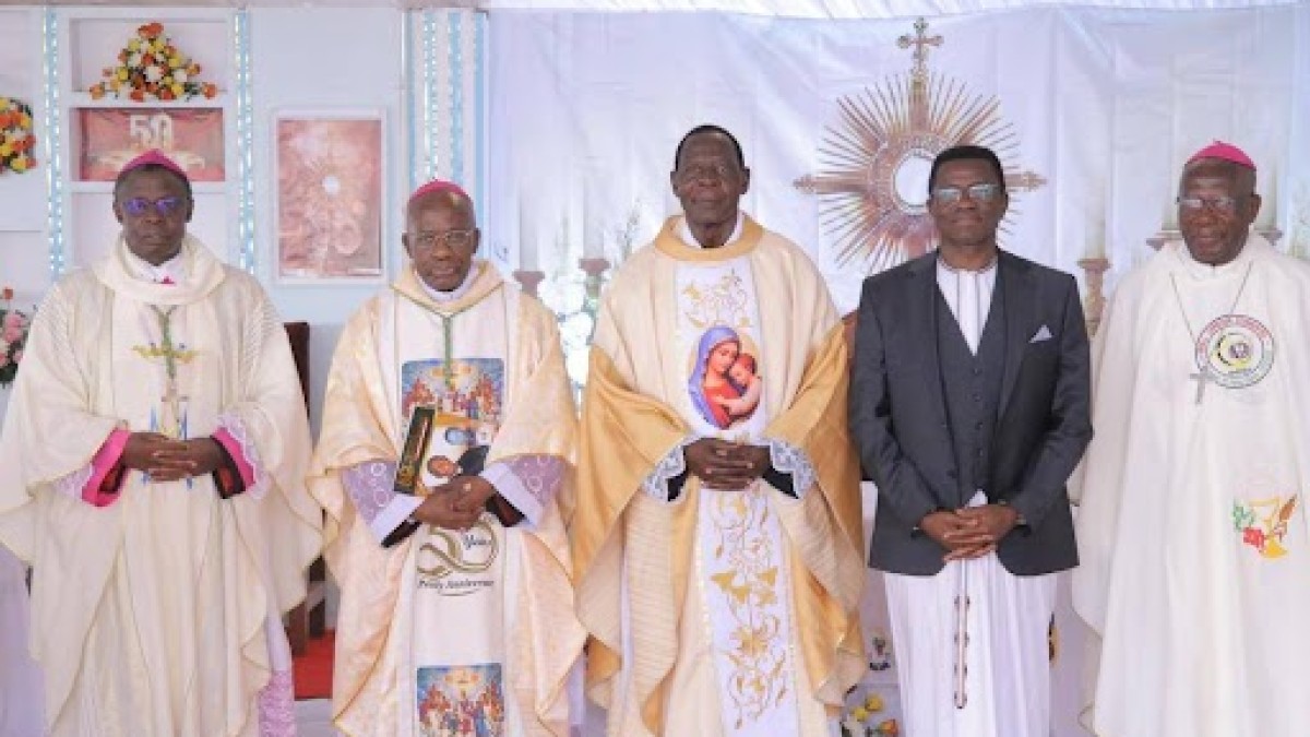 Owek. Katikkiro (second from right) wearing a traditional kanzu. Owek. Katikkiro (second from right) wearing a traditional kanzu.